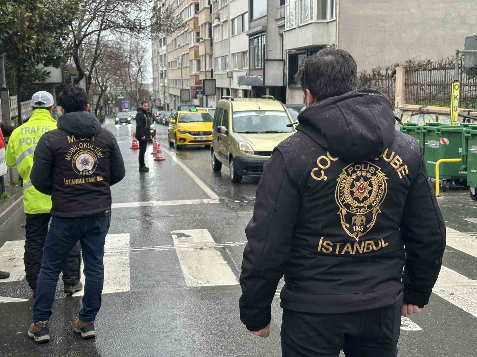 Şişli’de polis ekiplerinden okul çevrelerinde sıkı denetim
