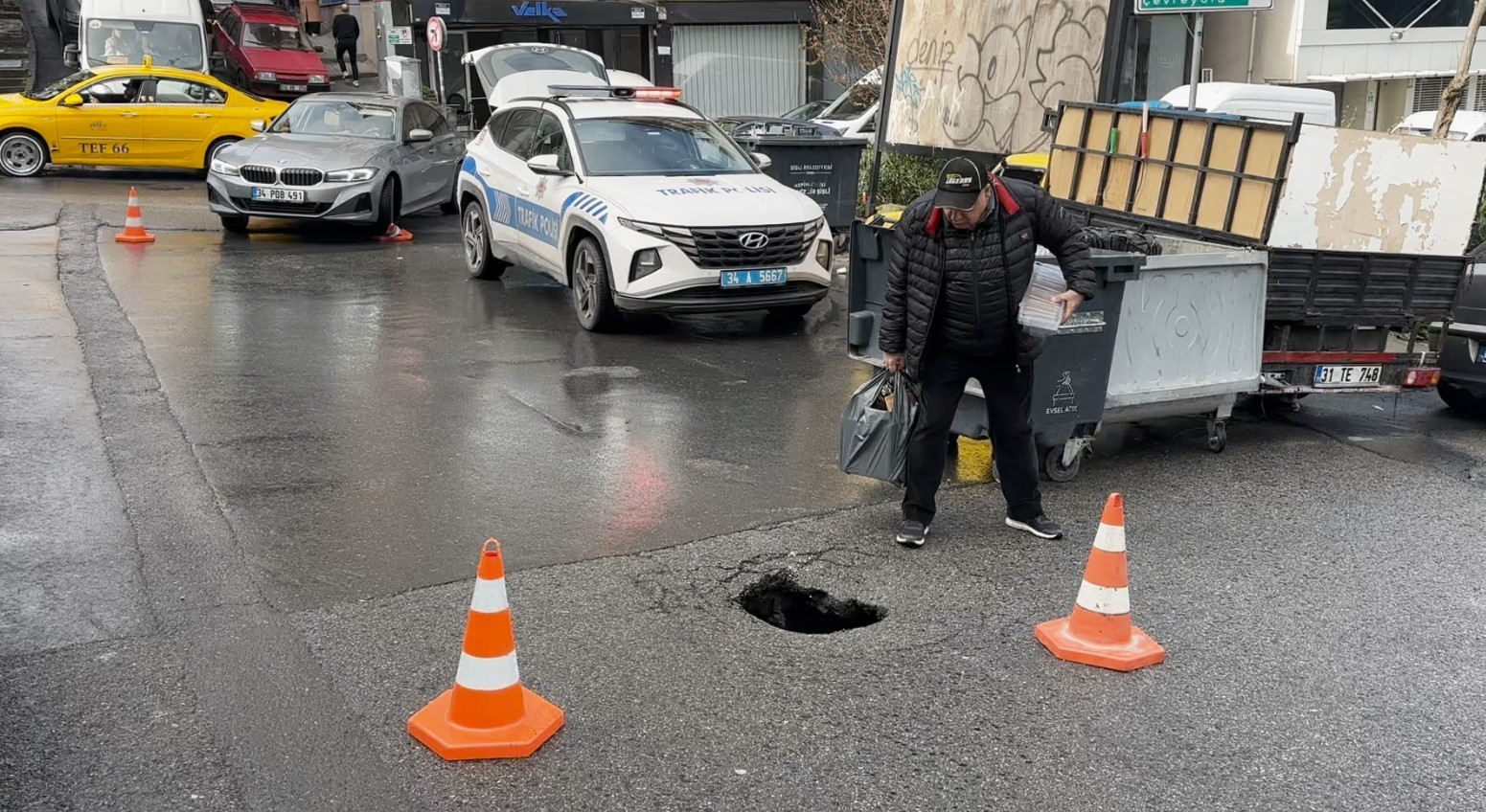 Şişli’de sağanak yağış nedeniyle yol çöktü
