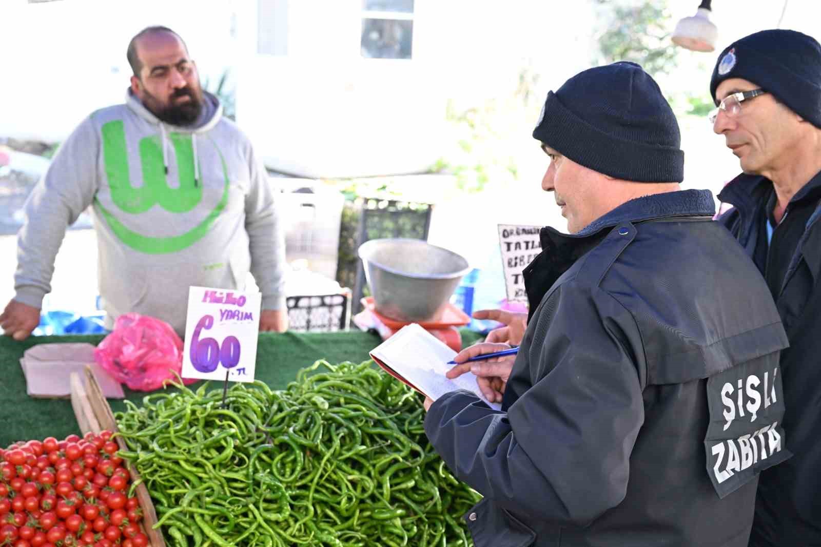 Şişli’de semt pazarlarında fahiş fiyat denetimi
Şişli’de semt pazarlarında fahiş fiyat denetimi