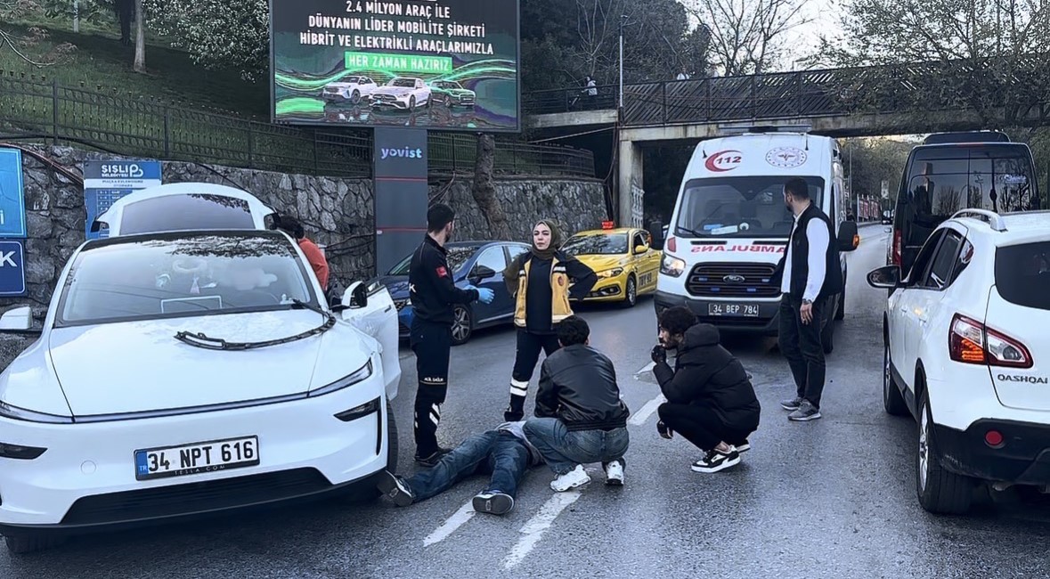 Şişli’de Tesla marka otomobil ile motosiklet çarpıştı: 1 yaralı

