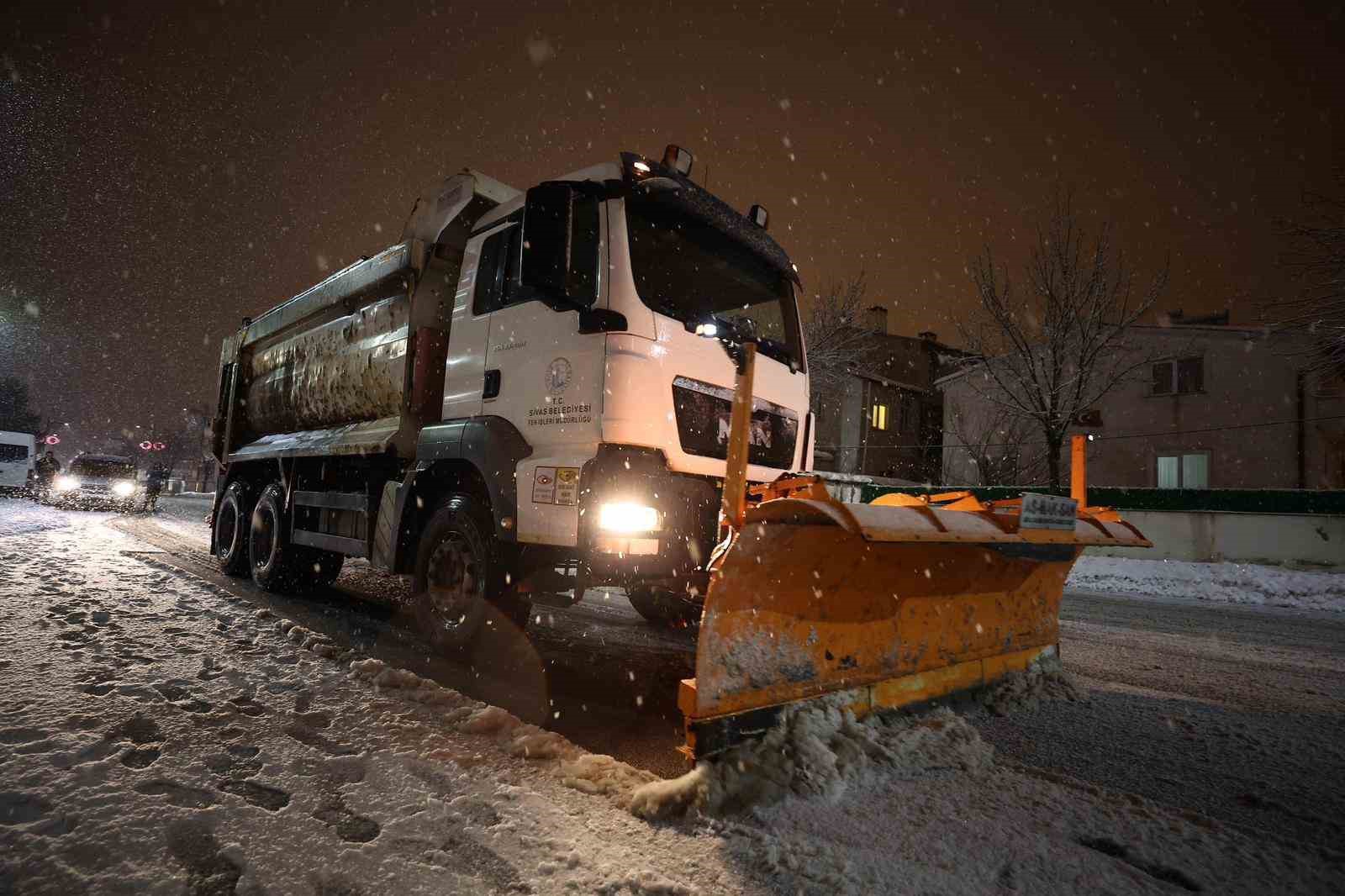 Sivas Belediyesi, 65 mahalleye eş zamanlı müdahale etti
