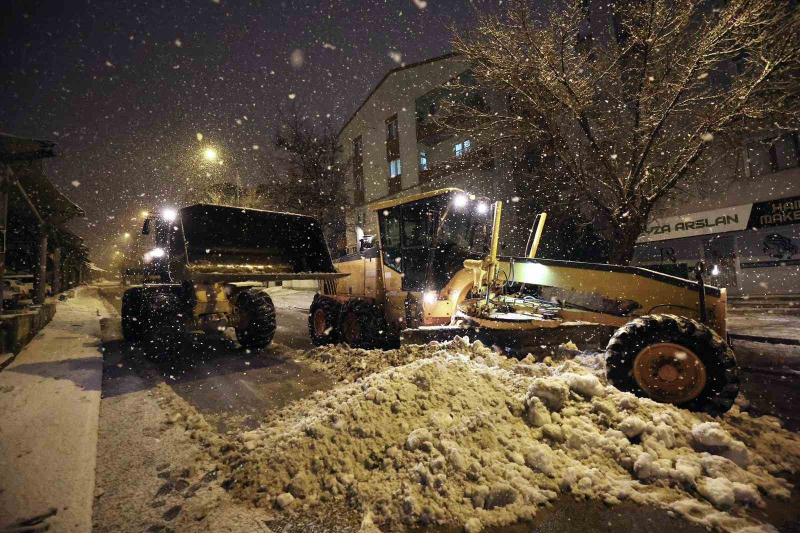 Sivas Belediyesi, 65 mahalleye eş zamanlı müdahale etti
