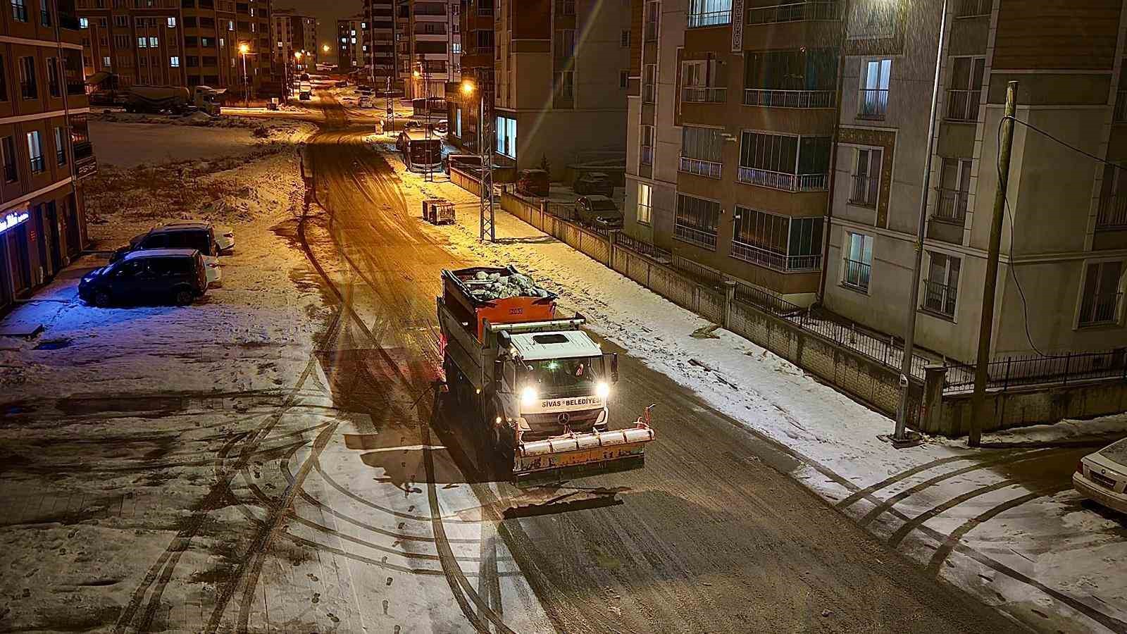 Sivas Belediyesi, 65 mahalleye eş zamanlı müdahale etti
