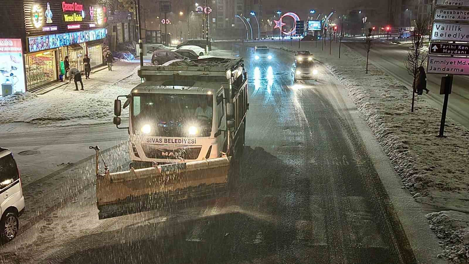 Sivas Belediyesi, 65 mahalleye eş zamanlı müdahale etti
