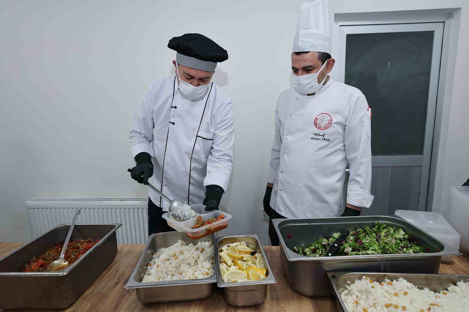 Sivas Belediyesi her gün 400 ihtiyaçlı ailenin iftar sofrasını kuruyor
