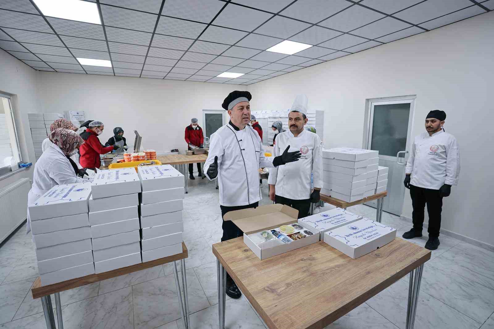 Sivas Belediyesi her gün 400 ihtiyaçlı ailenin iftar sofrasını kuruyor
