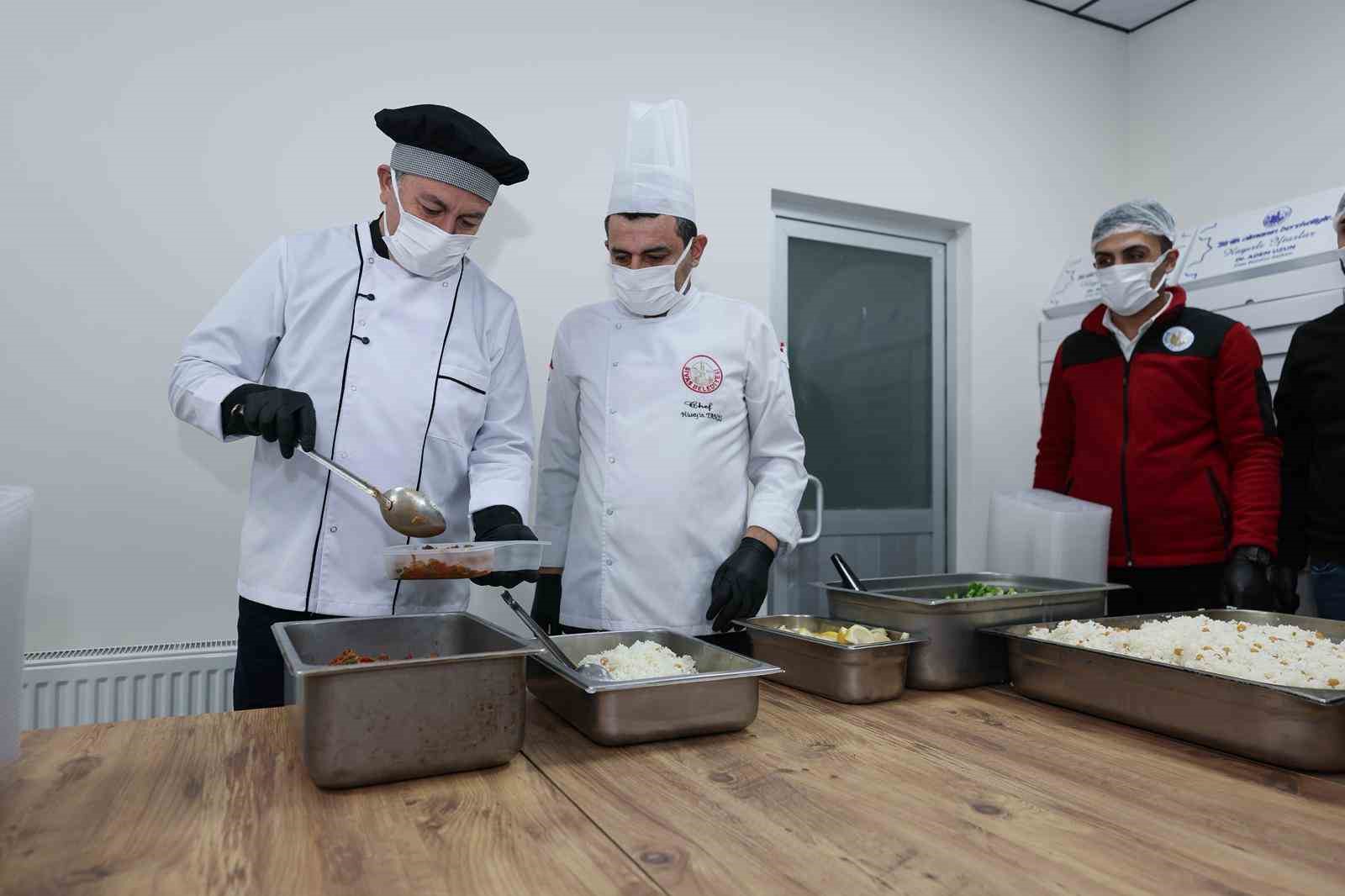 Sivas Belediyesi her gün 400 ihtiyaçlı ailenin iftar sofrasını kuruyor
