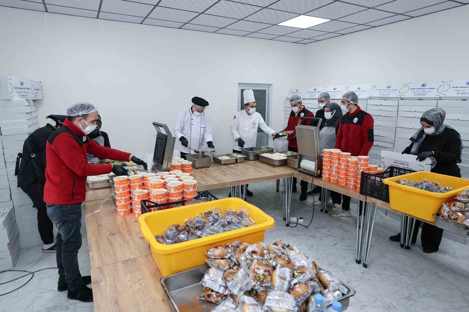 Sivas Belediyesi her gün 400 ihtiyaçlı ailenin iftar sofrasını kuruyor
