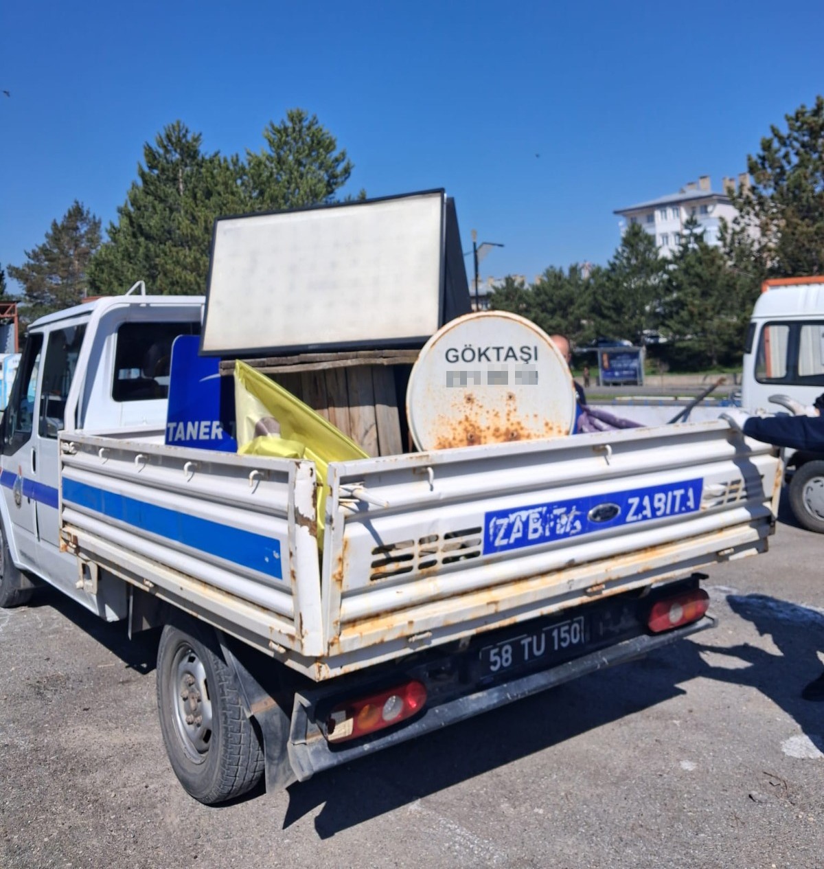 Sivas Belediyesi zabıta ekipleri kaldırım işgallerine göz açtırmıyor
