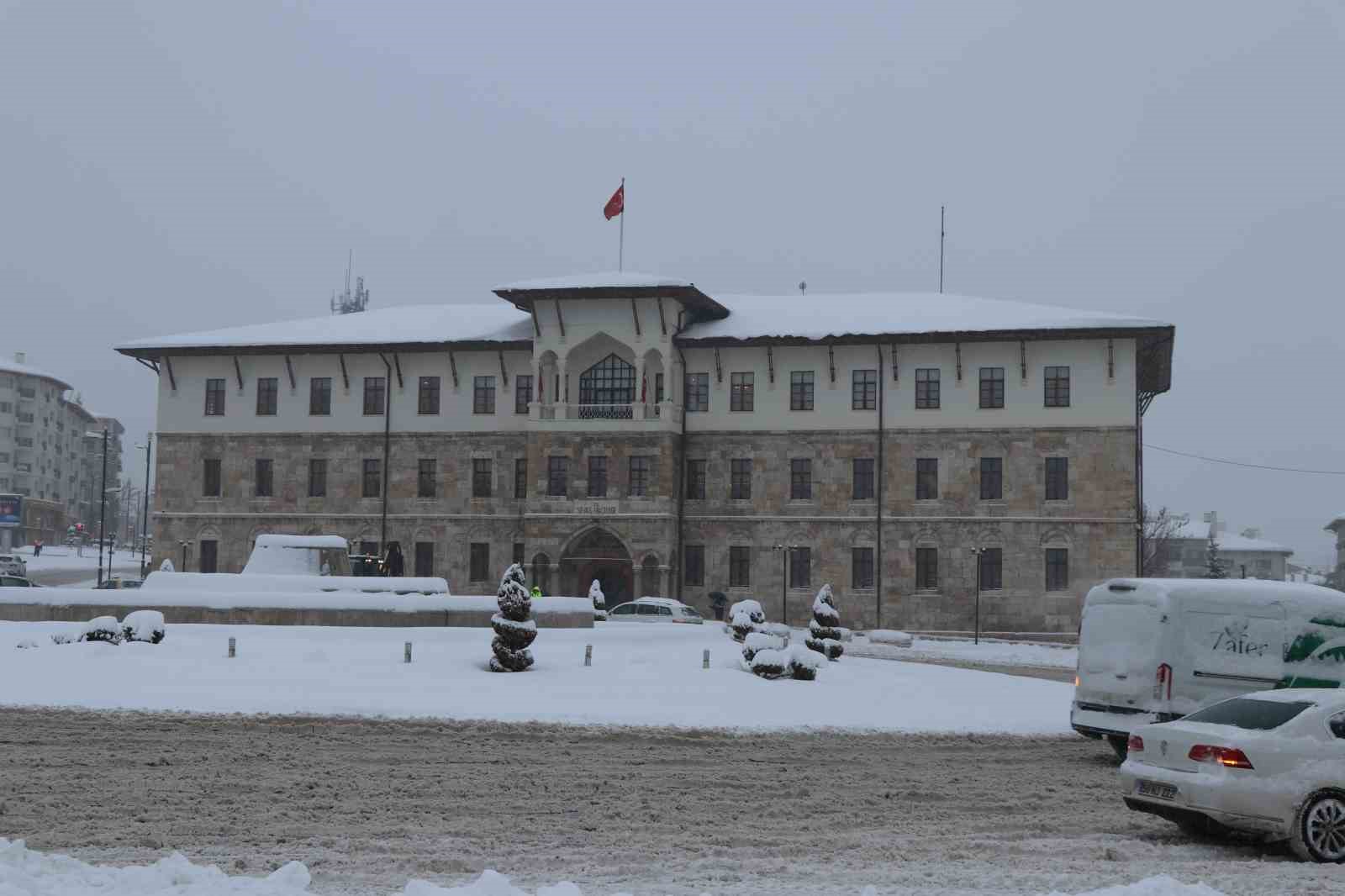 Sivas eski günlerine döndü, Tarihi Kent Meydanı karla kaplandı

