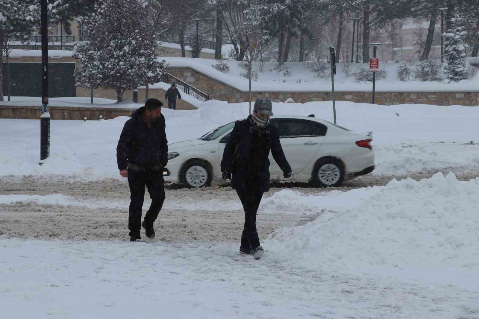 Sivas eski günlerine döndü, Tarihi Kent Meydanı karla kaplandı
