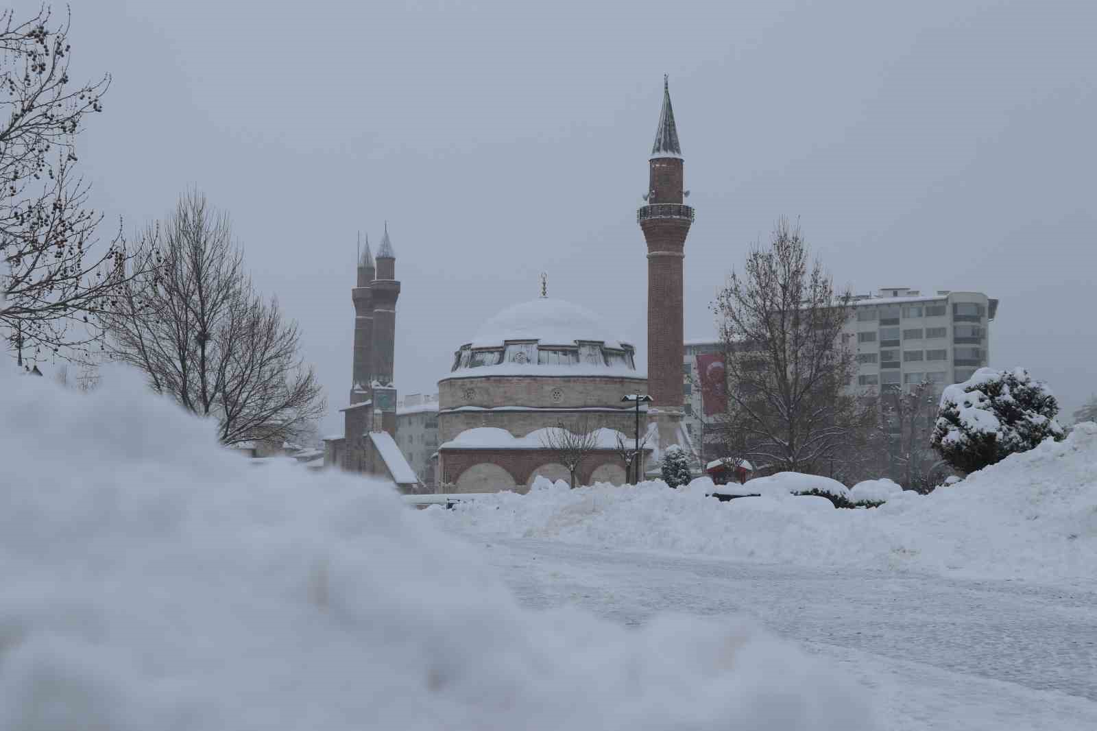 Sivas eski günlerine döndü, Tarihi Kent Meydanı karla kaplandı
