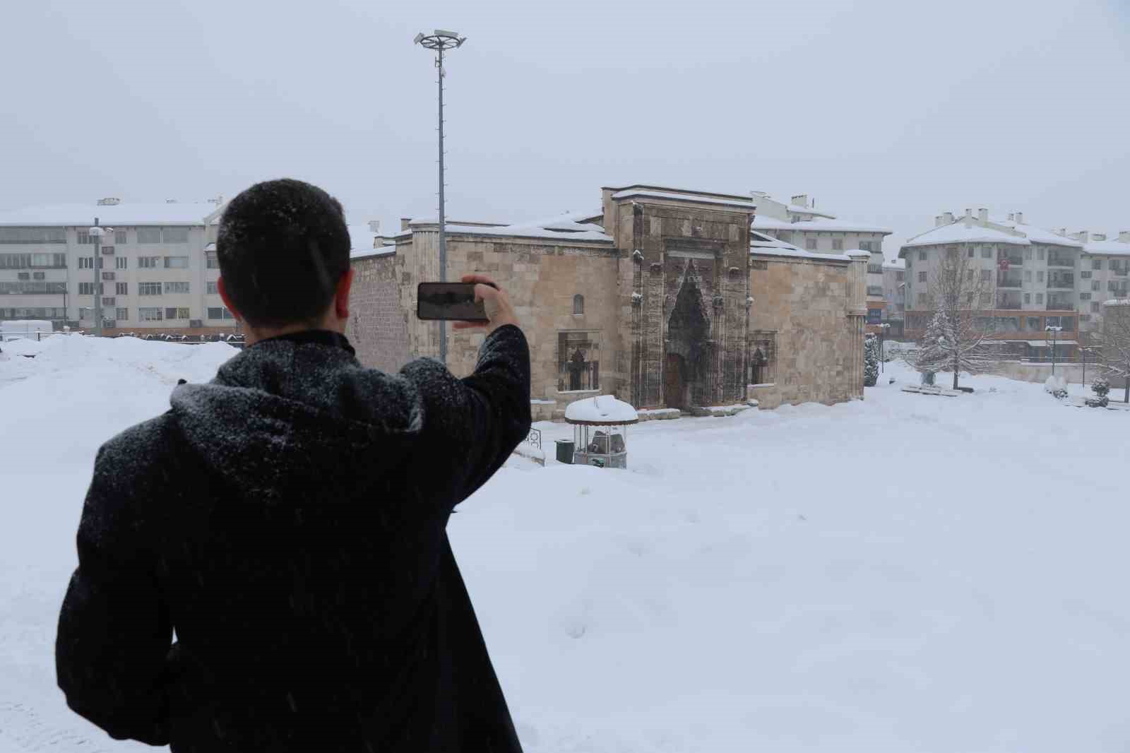 Sivas eski günlerine döndü, Tarihi Kent Meydanı karla kaplandı
