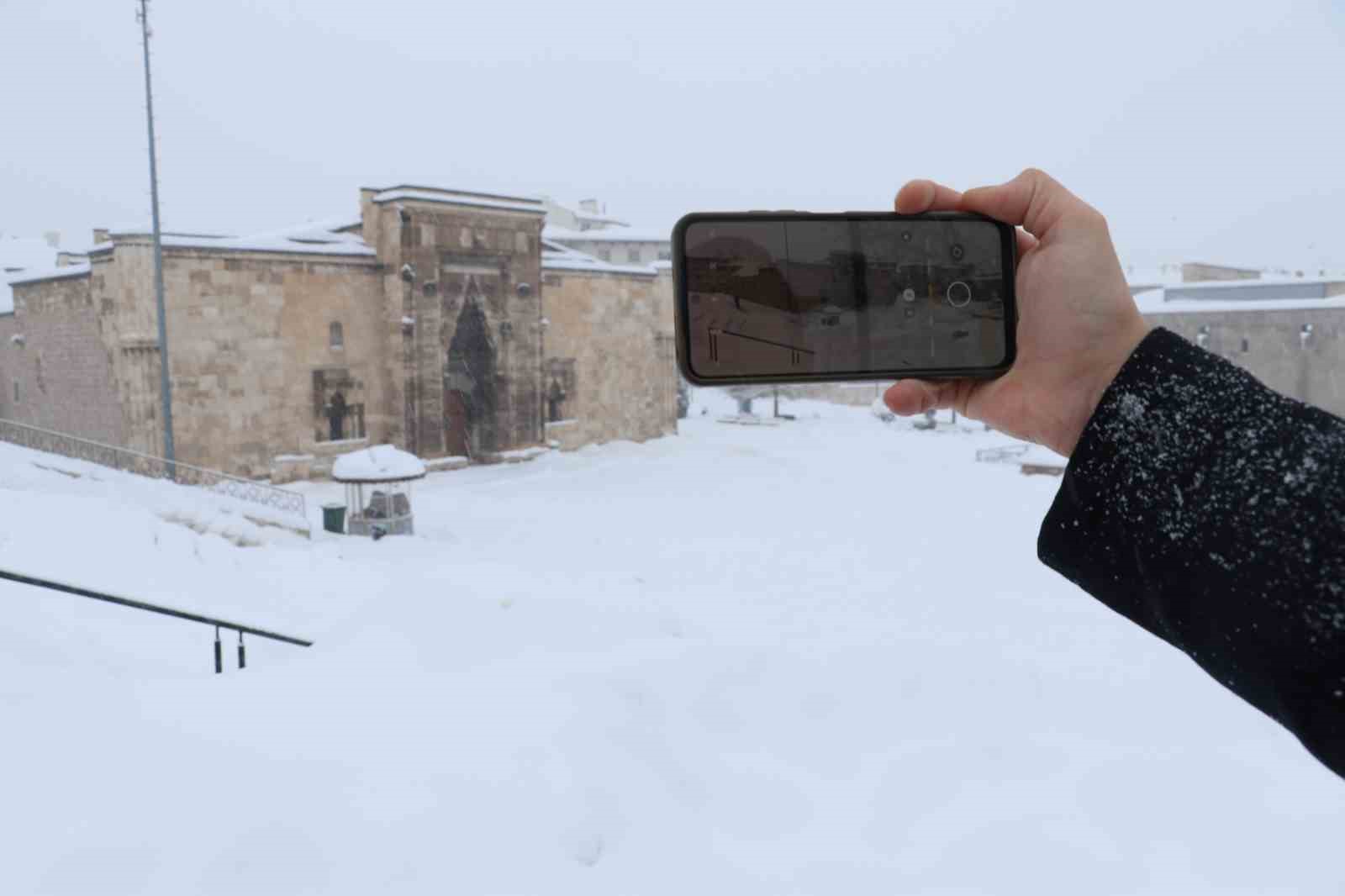 Sivas eski günlerine döndü, Tarihi Kent Meydanı karla kaplandı
