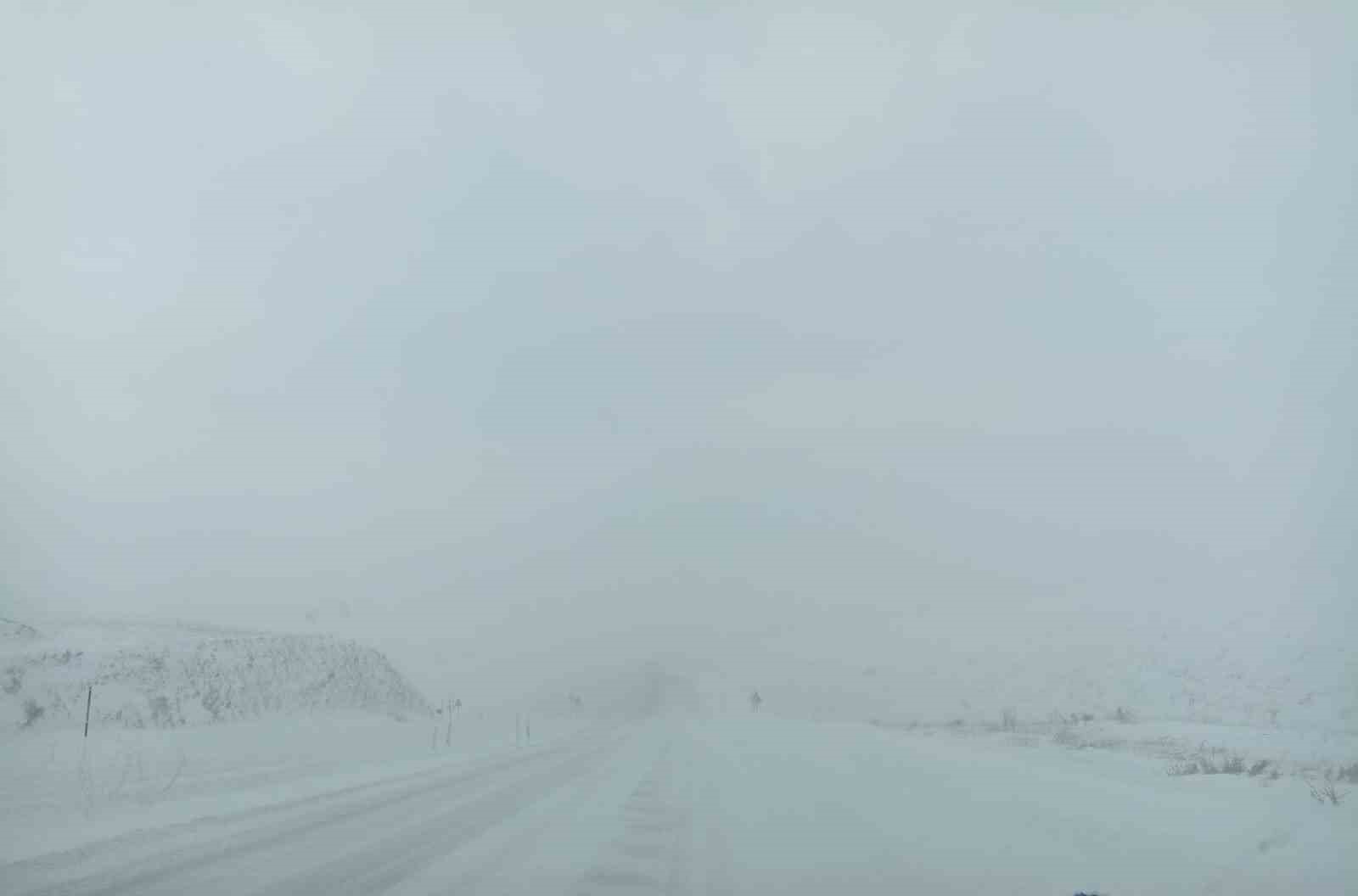 Sivas-Malatya kara yolu trafiğe kapatıldı, uzun araç kuyruğu oluştu
