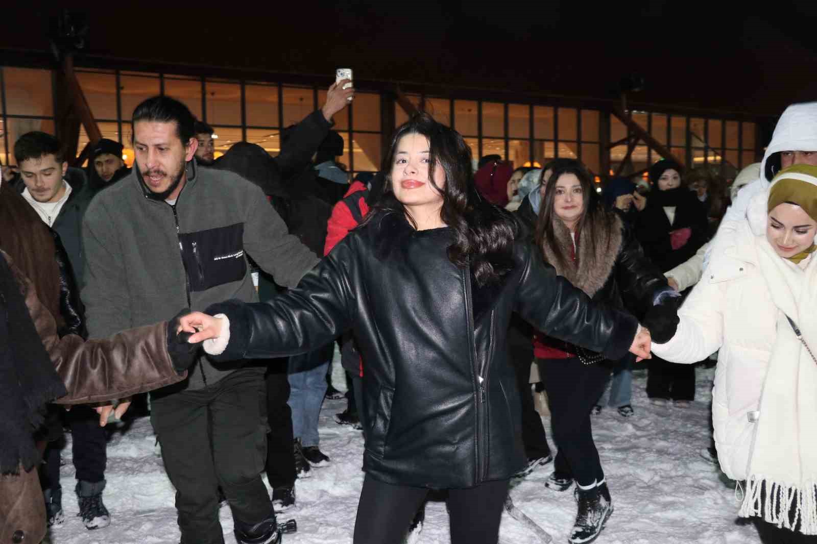 Sivas Yıldız Dağı’nda kayak sezonu halaylarla başladı
