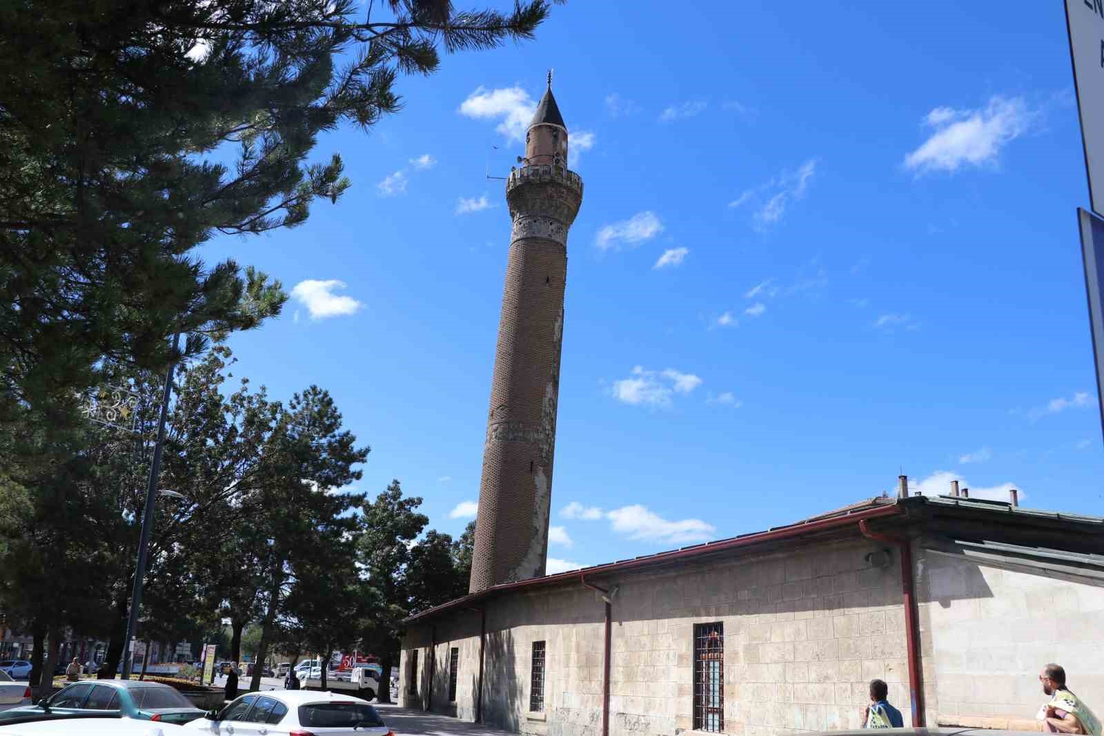 Sivas’ın 8 asırlık eğri minaresi restorasyona alındı
