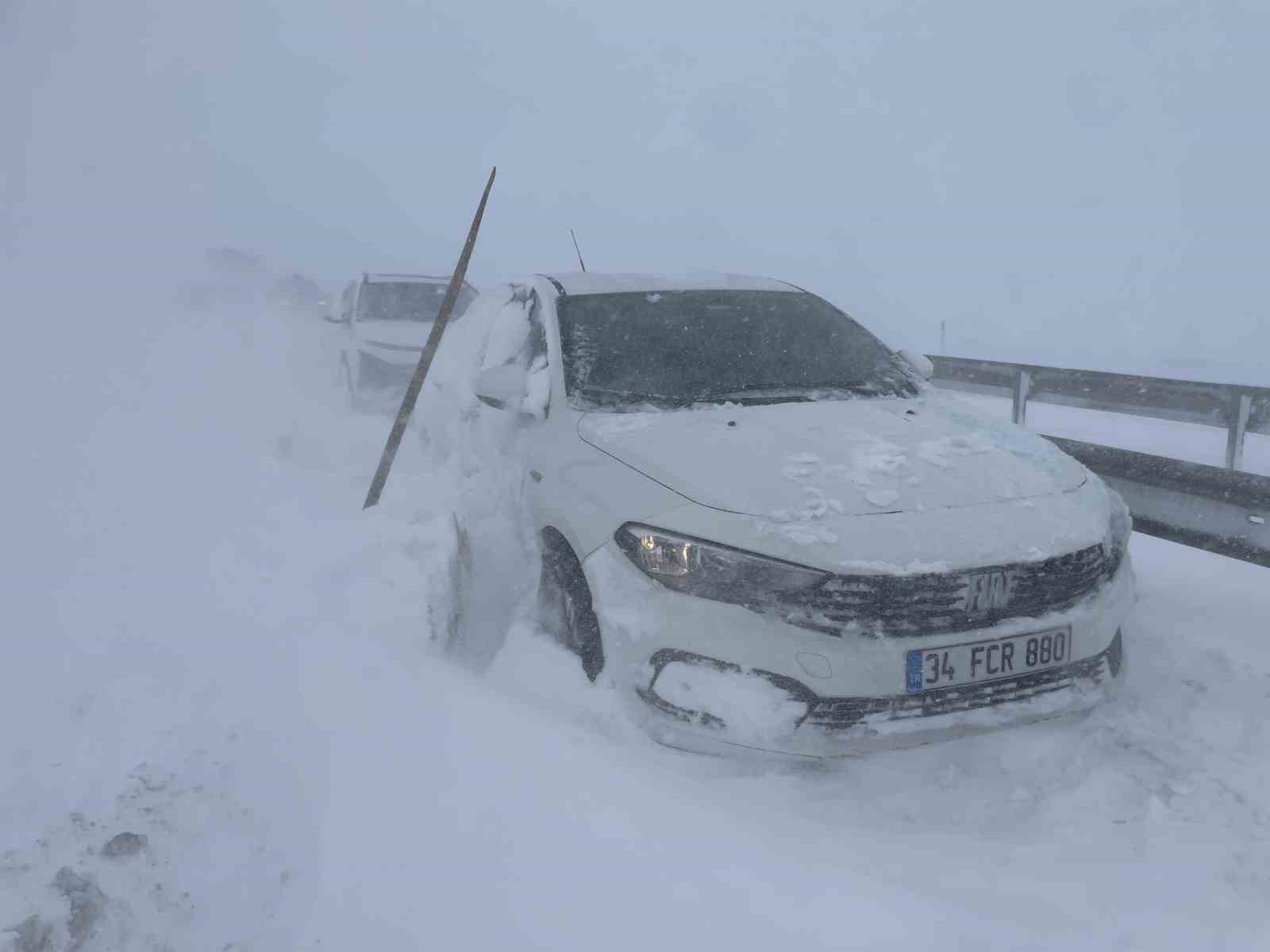 Sivas’ın dışarı ile ulaşımı kesildi
