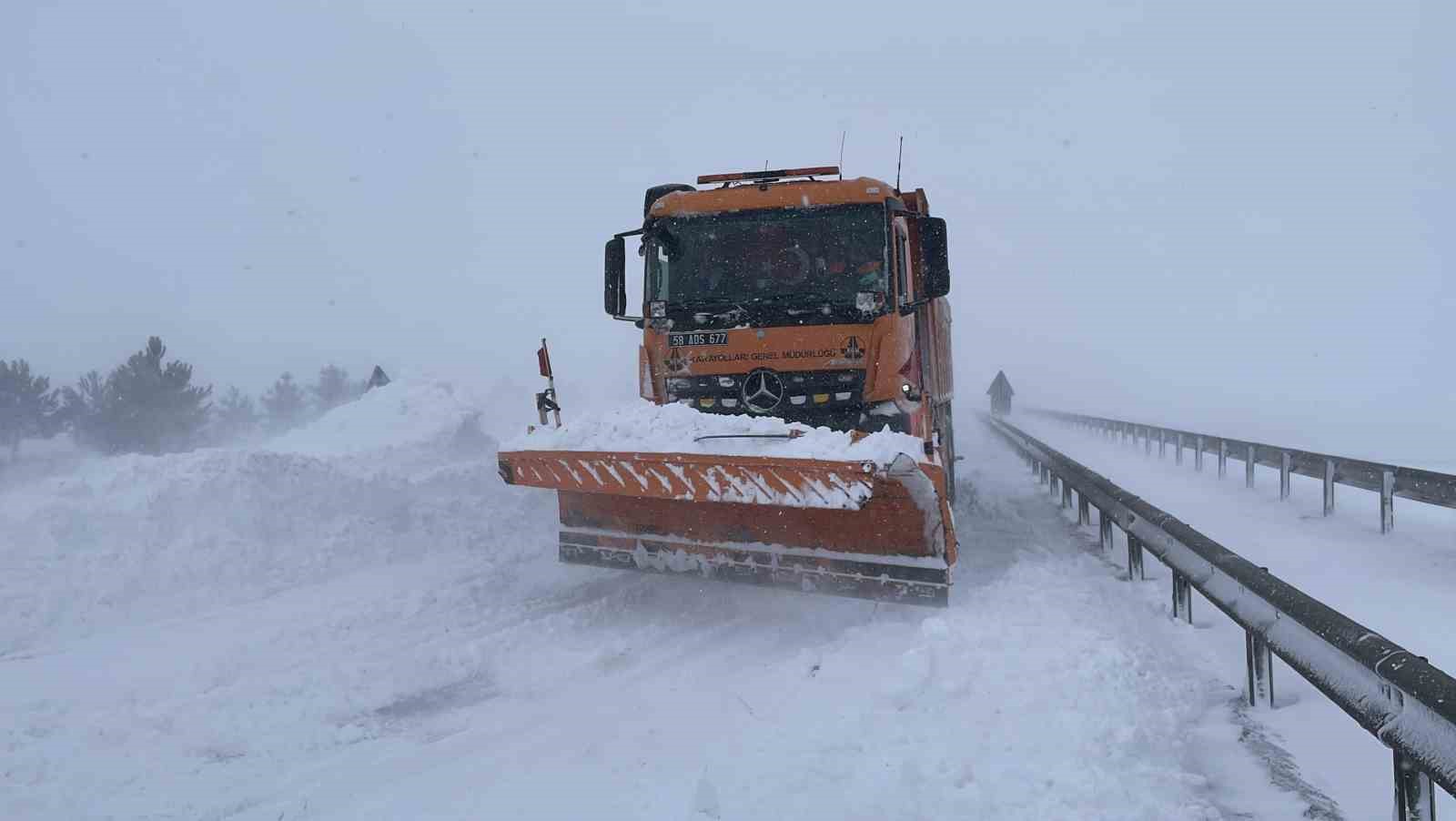 Sivas’ın dışarı ile ulaşımı kesildi
