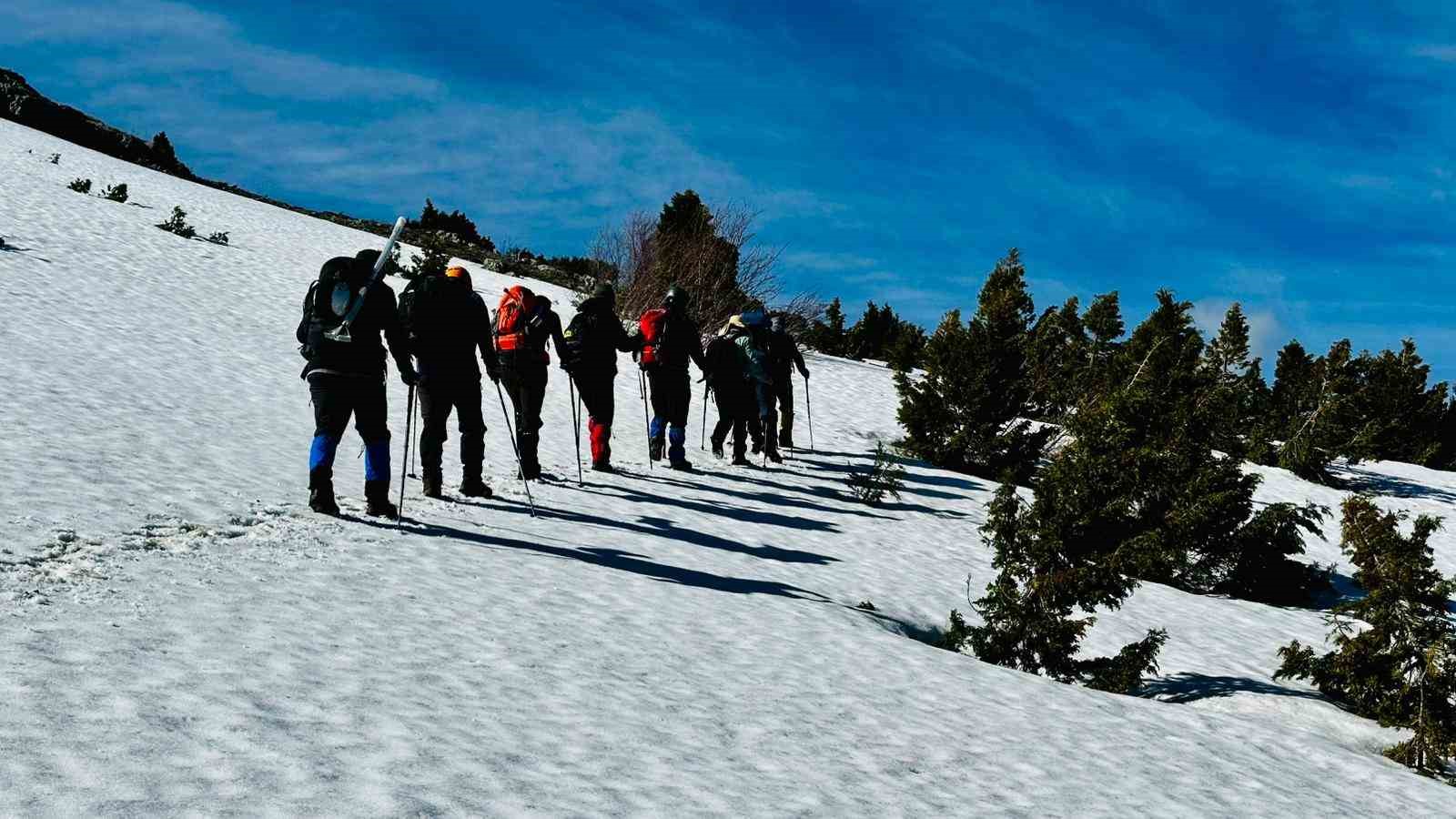 Sivaslı dağcılar 2 bin 211 metrede Türk bayrağı açtı
