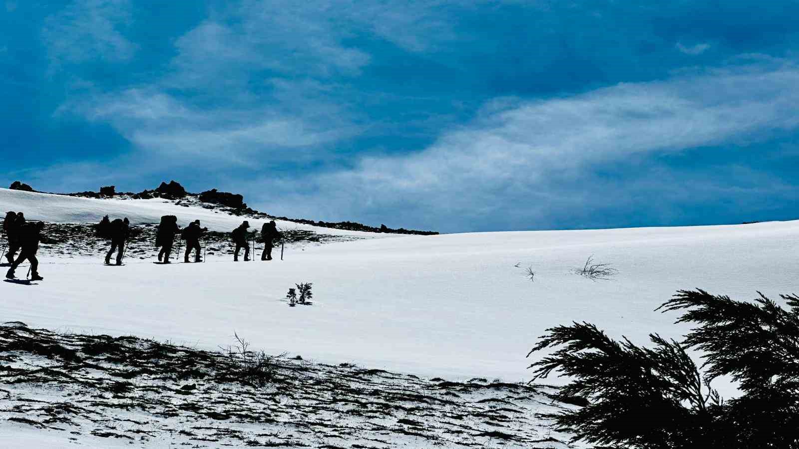 Sivaslı dağcılar 2 bin 211 metrede Türk bayrağı açtı
