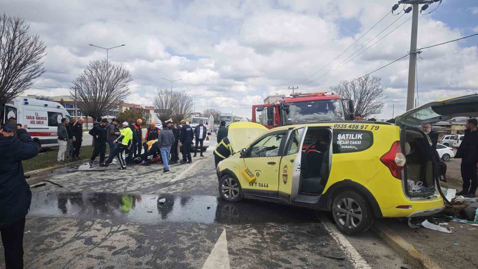 Sivasspor altyapı oyuncularını taşıyan taksi kaza yaptı: 6 yaralı
