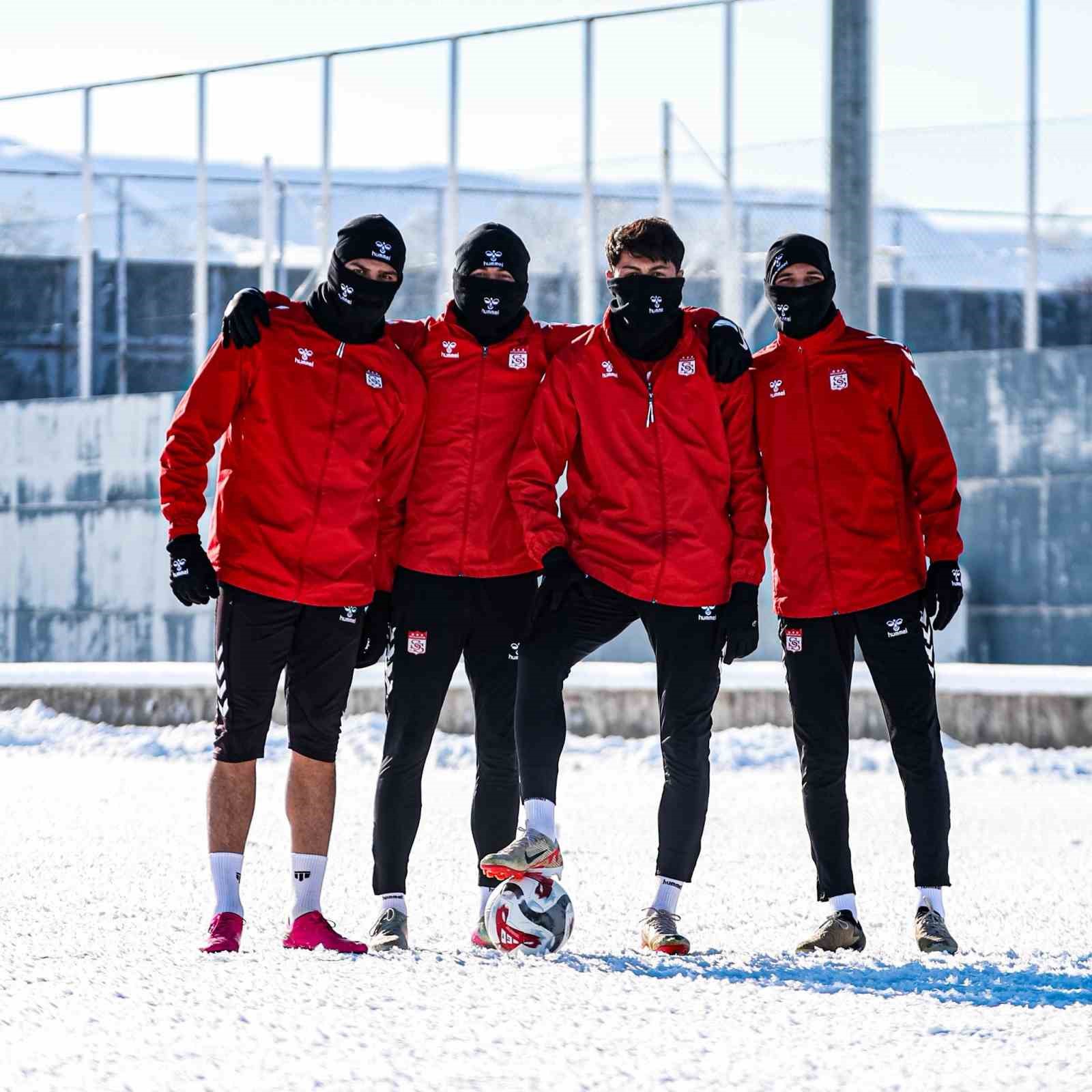 Sivasspor eksi 15 derecede idman yaptı
