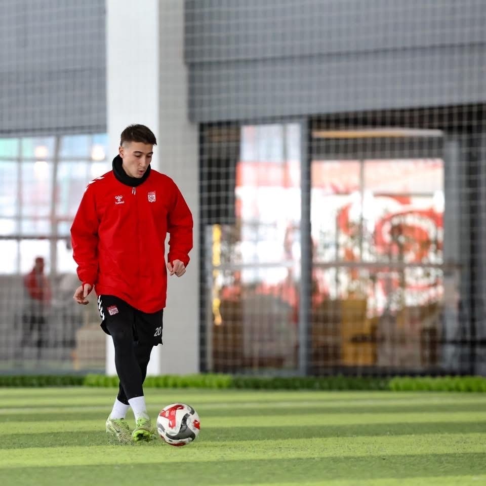 Sivasspor, yoğun kar sebebiyle kapalı sahada çalıştı
