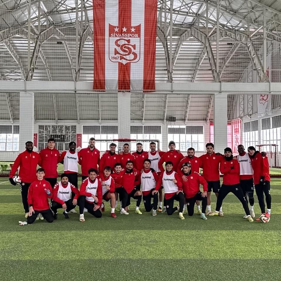 Sivasspor, yoğun kar sebebiyle kapalı sahada çalıştı
