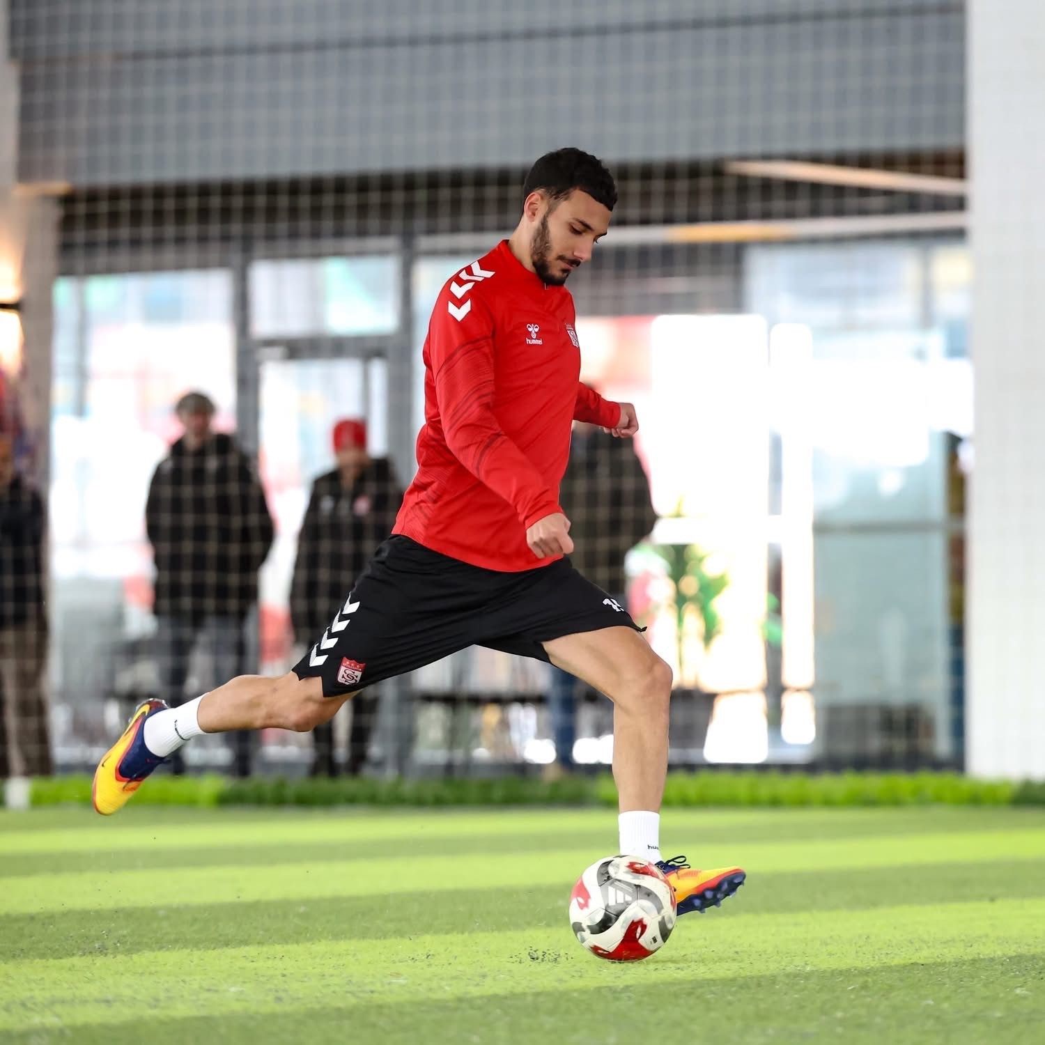 Sivasspor, yoğun kar sebebiyle kapalı sahada çalıştı
