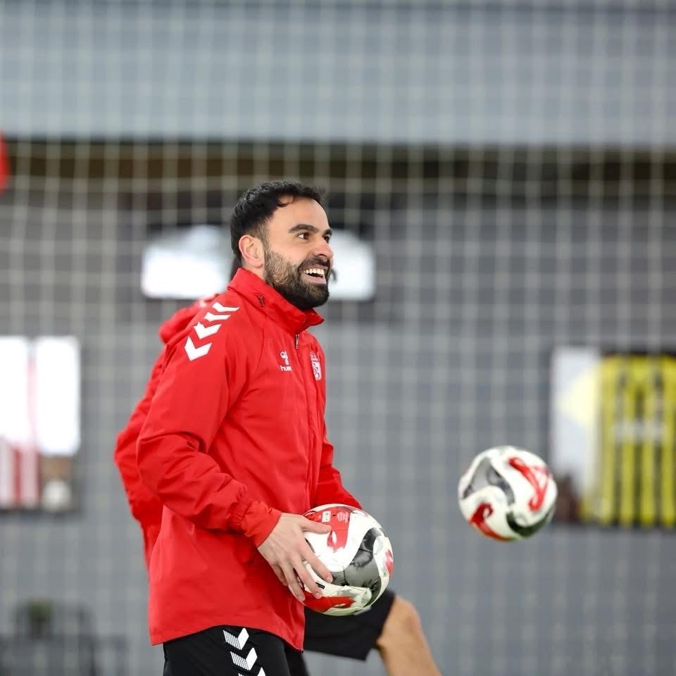 Sivasspor, yoğun kar sebebiyle kapalı sahada çalıştı
