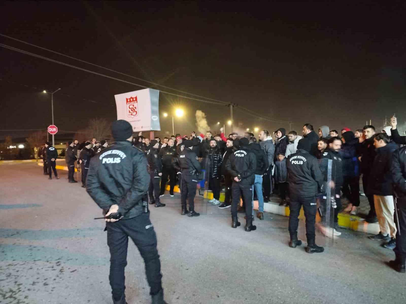 Sivasspor’a taraftarlardan tesislerde protesto
Sivasspor’a taraftarlardan tesislerde protesto