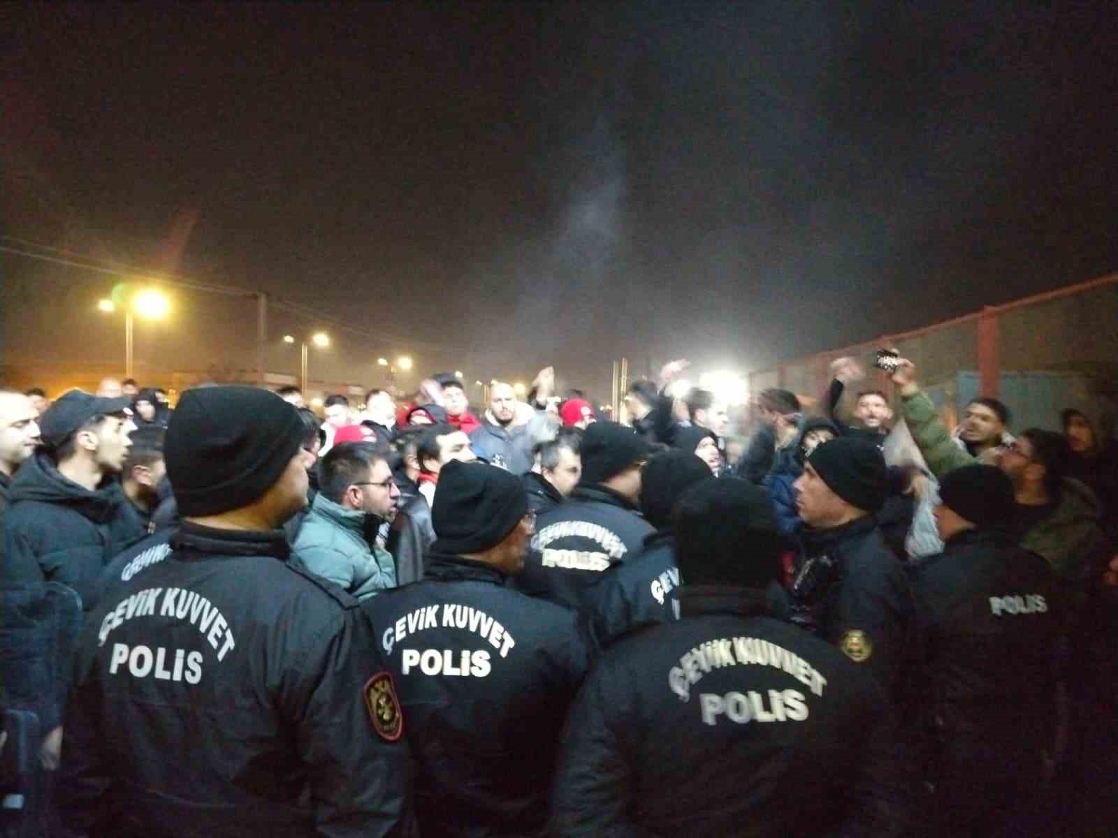 Sivasspor’a taraftarlardan tesislerde protesto
Sivasspor’a taraftarlardan tesislerde protesto