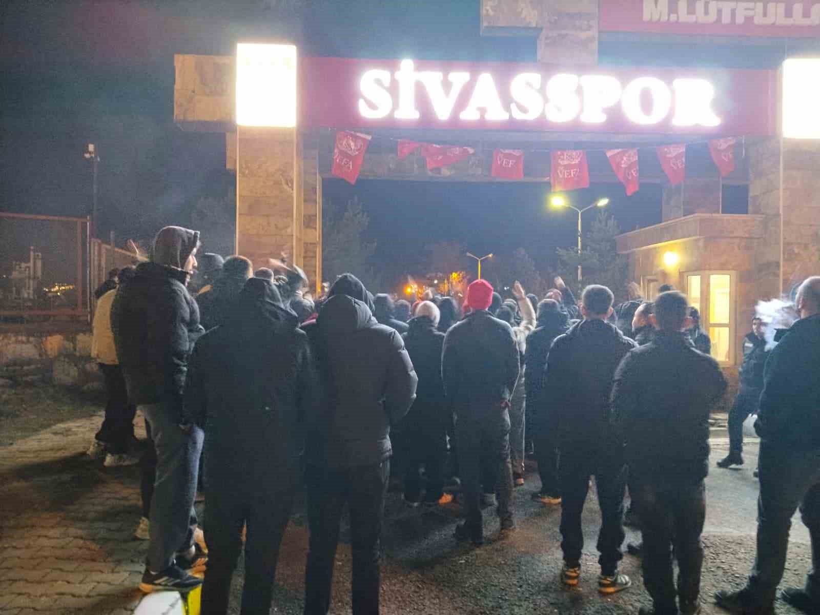 Sivasspor’a taraftarlardan tesislerde protesto
Sivasspor’a taraftarlardan tesislerde protesto