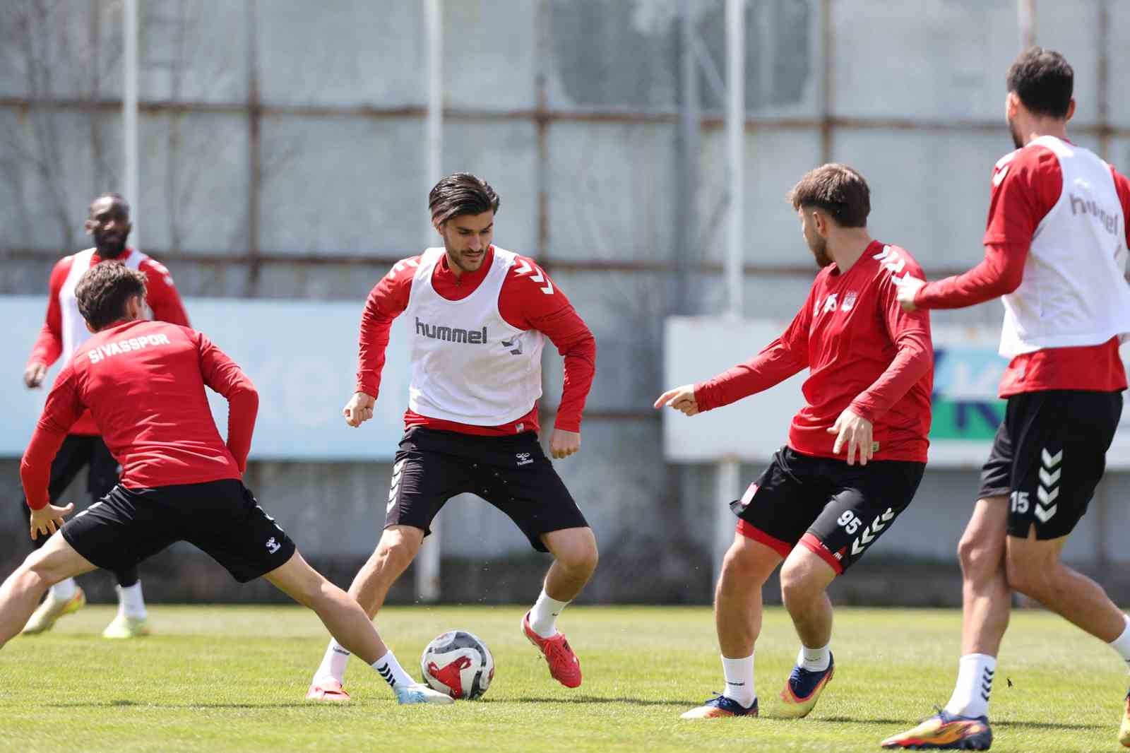 Sivasspor’da Rey Manaj idmanlara başladı
