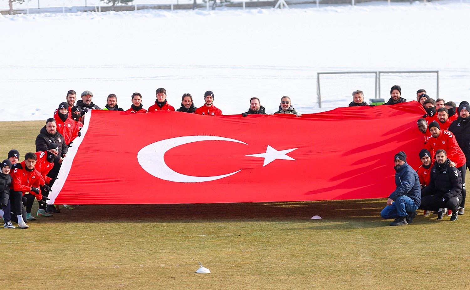 Sivasspor’dan Türk bayrağaın yönelik saldırıya sert tepki
