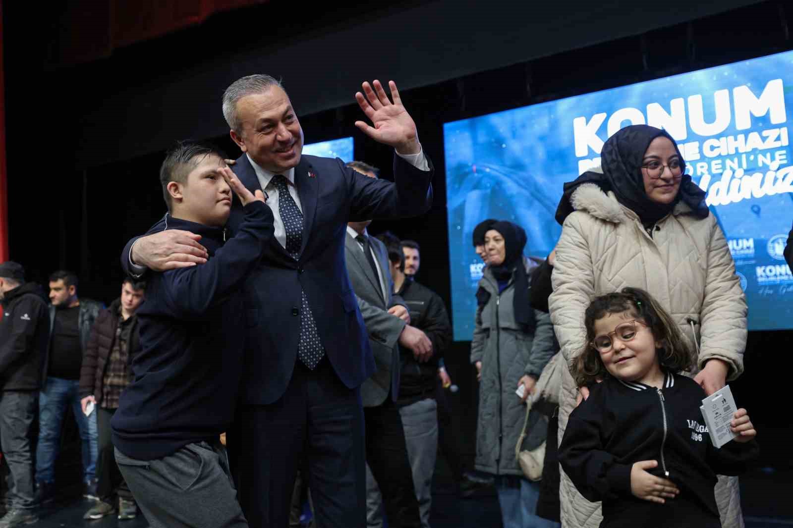 Sivas’ta 100 özel çocuğa akıllı takip cihazı dağıtıldı
