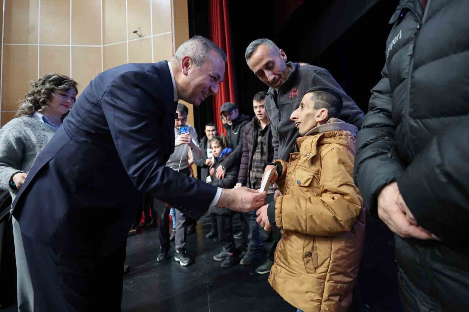 Sivas’ta 100 özel çocuğa akıllı takip cihazı dağıtıldı
