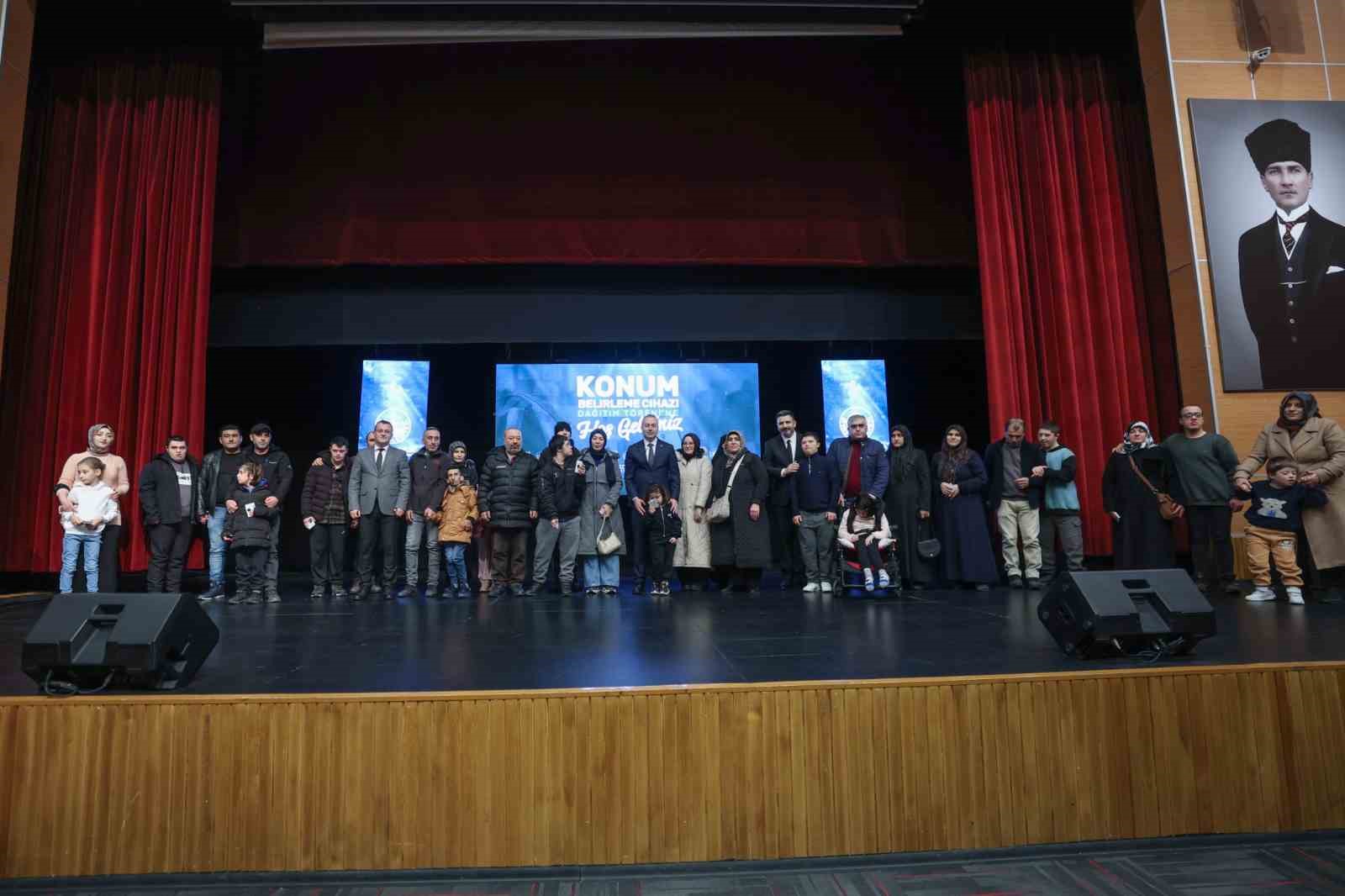 Sivas’ta 100 özel çocuğa akıllı takip cihazı dağıtıldı
