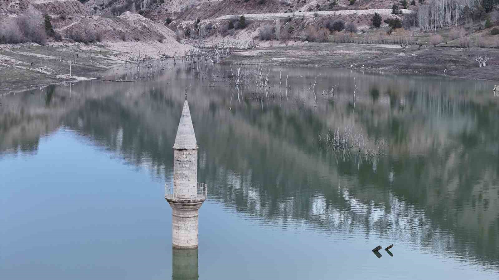 Sivas’ta 14 yıl sonra su yüzeyine çıkan köy yeniden sulara gömüldü
