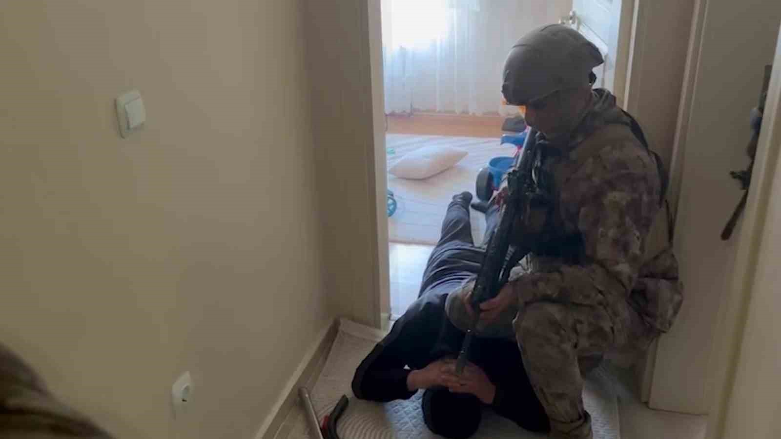 Sivas’ta 2 firari hükümlü yakalanarak cezaevine gönderildi
