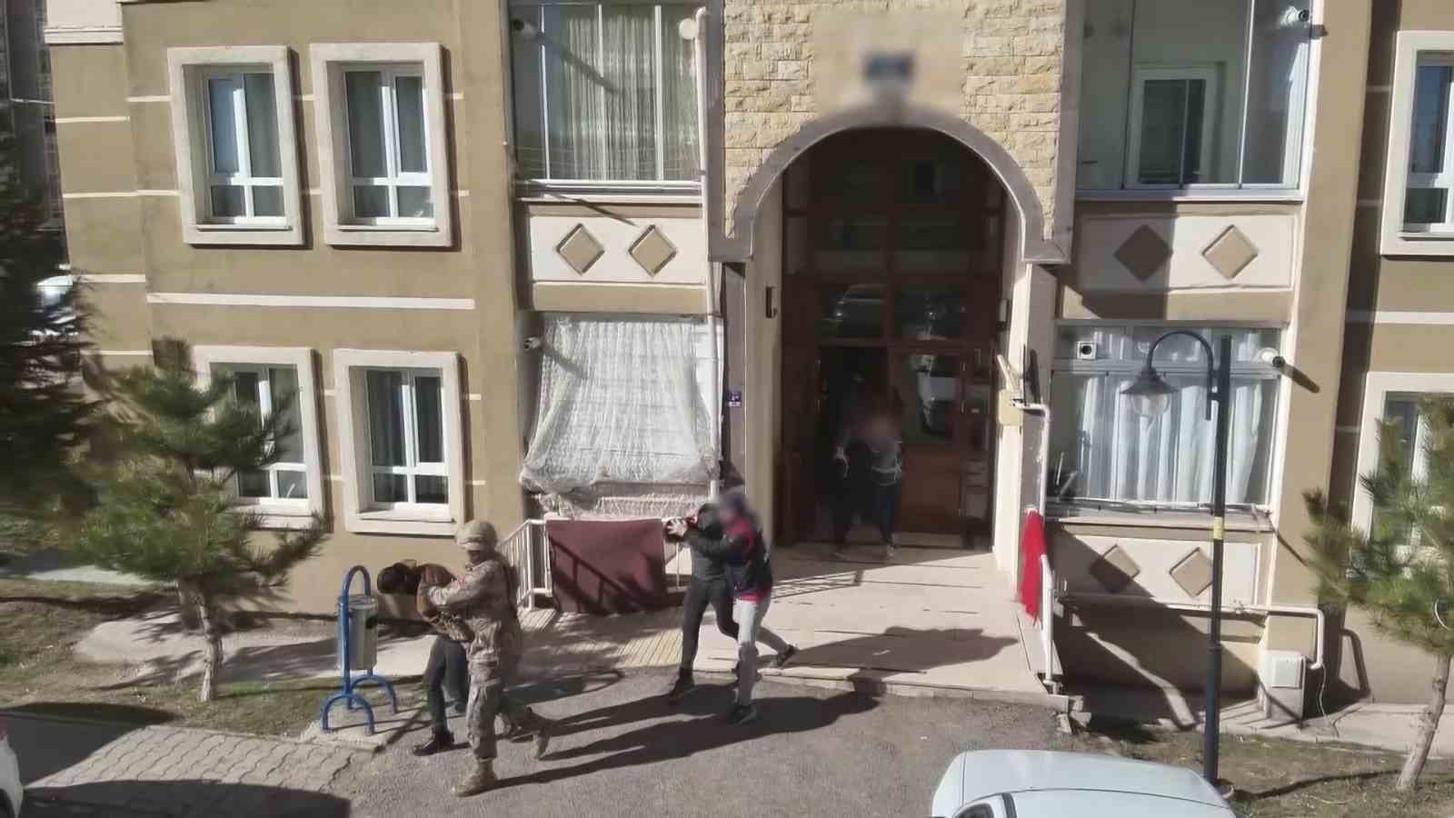 Sivas’ta 2 firari hükümlü yakalanarak cezaevine gönderildi
