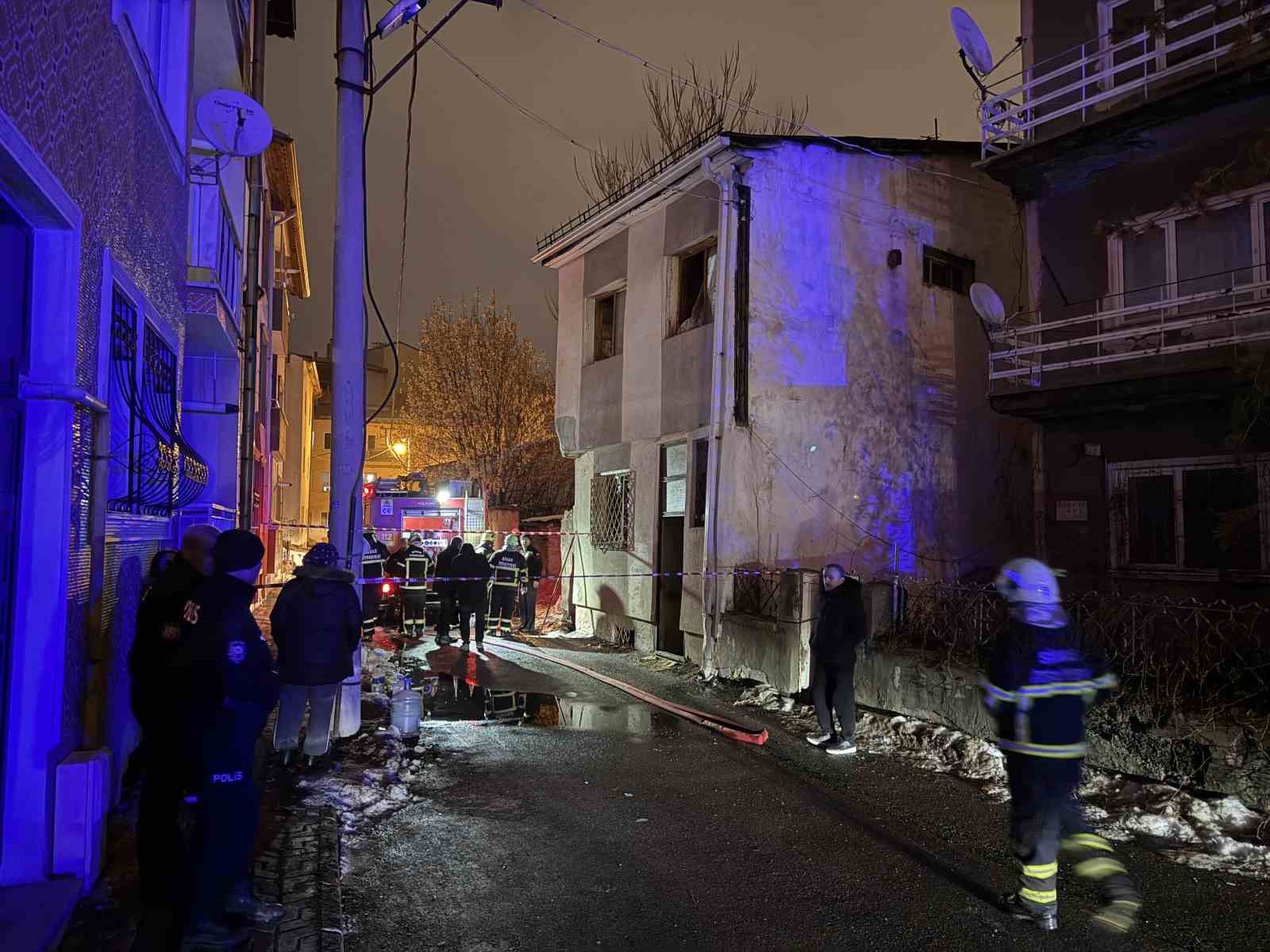 Sivas’ta 2 katlı evde çıkan yangında 26 kedi telef oldu
