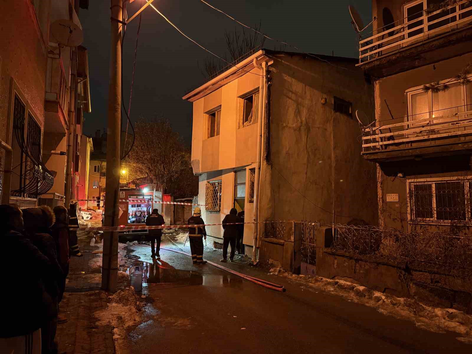 Sivas’ta 2 katlı evde çıkan yangında 26 kedi telef oldu
