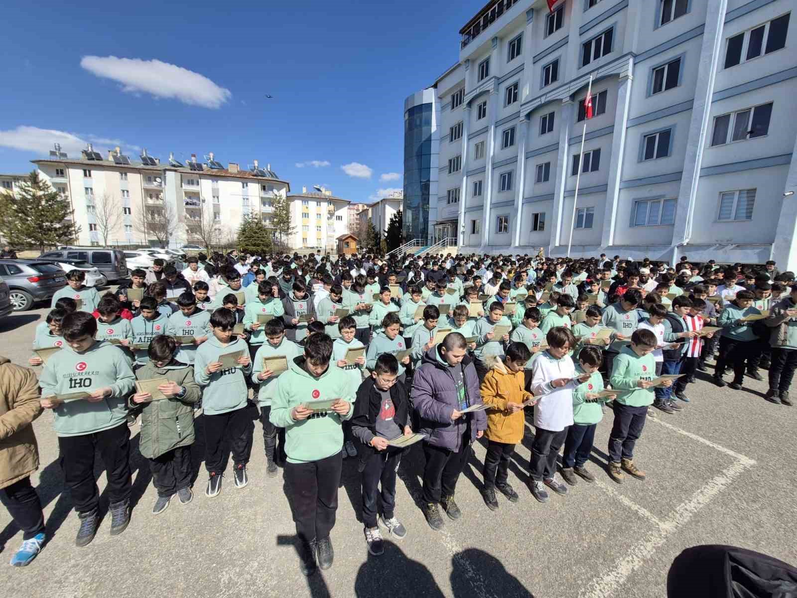 Sivas’ta 302 genç aynı anda Kuran-ı Kerim’i hatim etti
