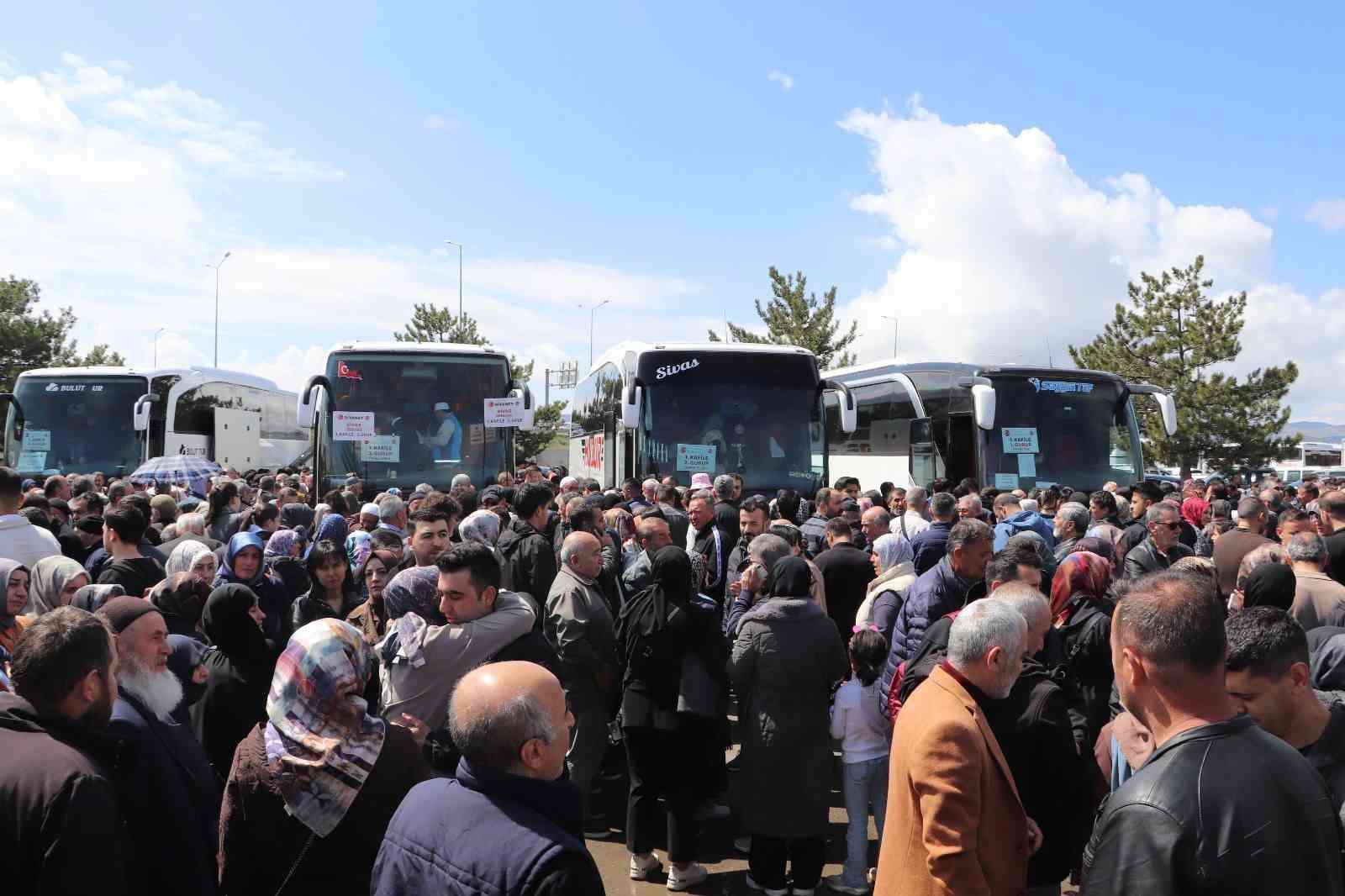 Sivas’ta 312 hacı adayı dualarla kutsal topraklara uğurlandı
