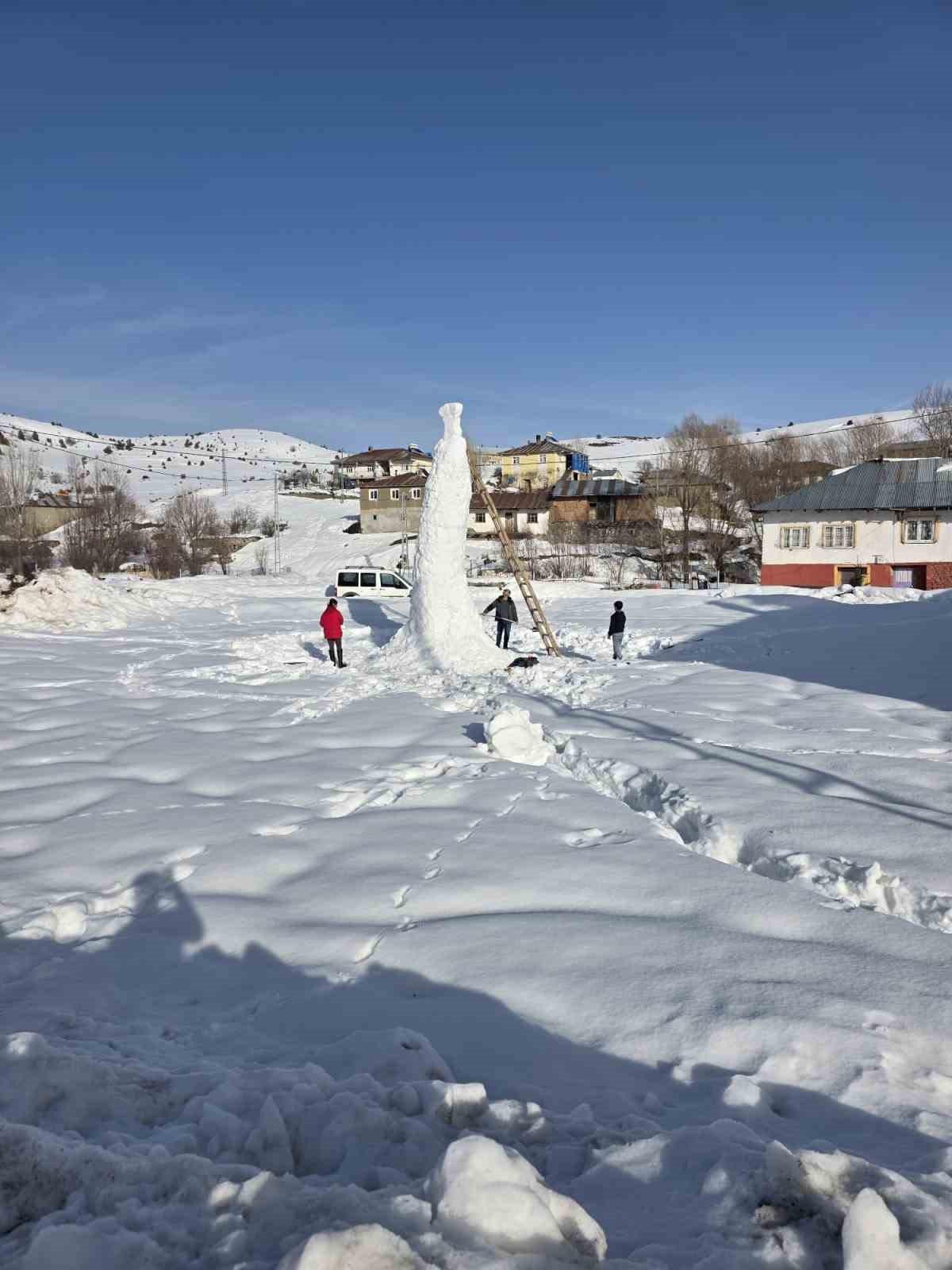 Sivas’ta 8 metre uzunluğundaki kardan adam kuleyi andırdı
