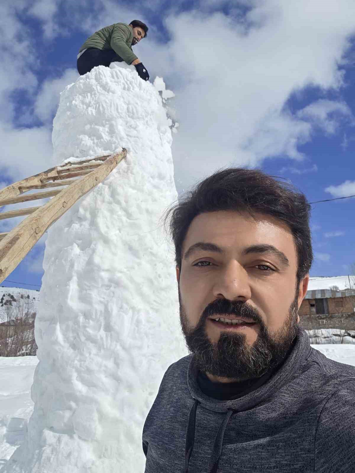 Sivas’ta 8 metre uzunluğundaki kardan adam kuleyi andırdı
