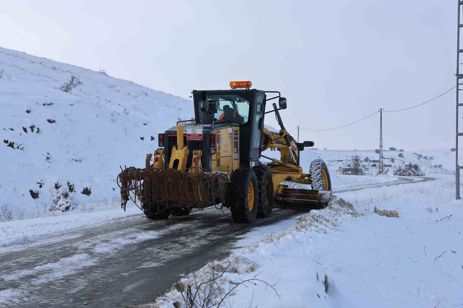 Sivas’ta 91 yerleşim yerinin yolu ulaşıma kapalı
