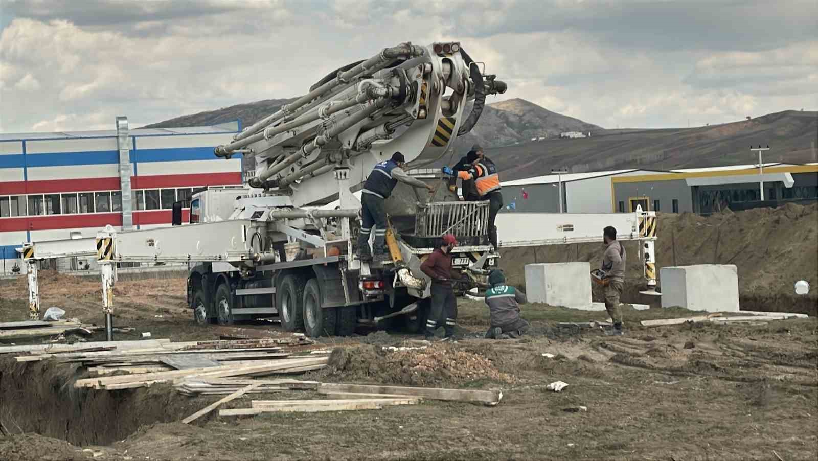 Sivas’ta beton kalıbına düşen genç işçi hayatını kaybetti
